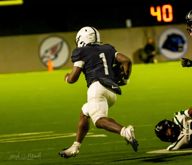 Landon Williams-Callis running for a touchdown against Iowa Colony during the 2025 UIL Regional Championship at Legacy Stadium – Photo by JCurtisMedia | GamedaySportsJournal