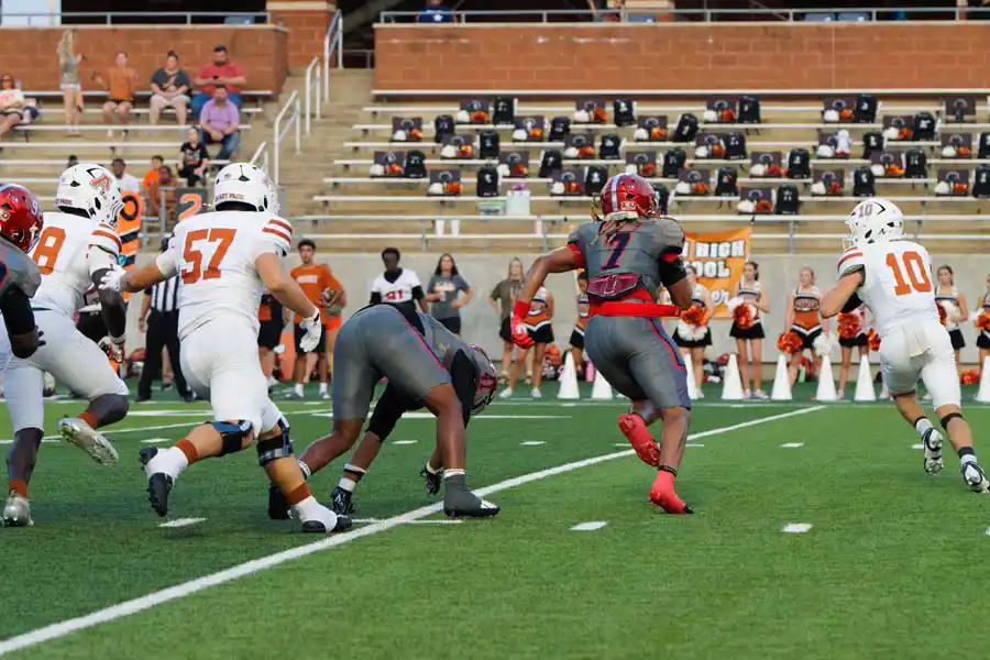 Alvin player battles through Manvel defenders