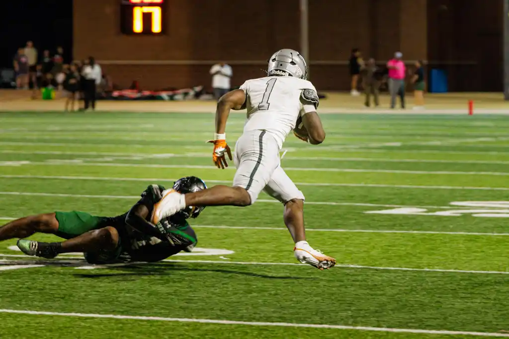 Randle running back Landen Williams-Callis breaks away from an Iowa Colony defender